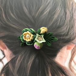 つまみ細工のコームの髪飾り　若草色系の花と蕾、ちりめん玉、アーティシャルフラワー　 4枚目の画像