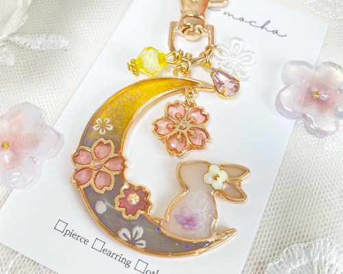 うさぎと月と夜桜 レジン キーホルダー キーホルダー cafe mocha