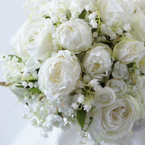 清楚なスズランとカップ咲きバラのウェディングブーケ・ブートニア