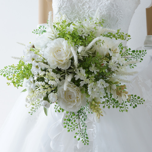 ナチュラルなホワイトグリーンの涼やかウェディングブーケ・ブートニア