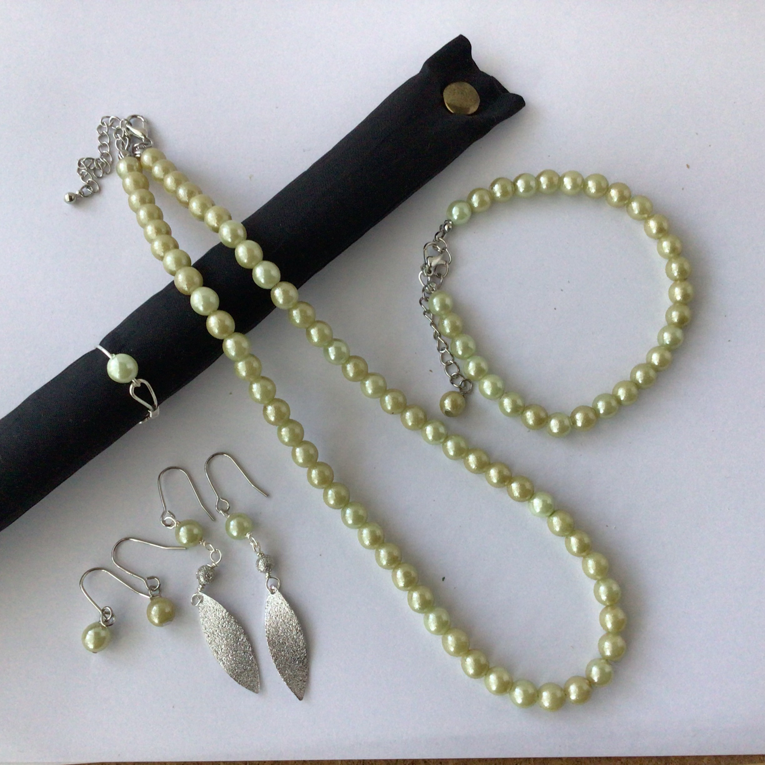 お得な5点セット　若草色のパールショートネックレス、ブレスレット、シンプルピアスorイヤリング、リーフピアス、リング