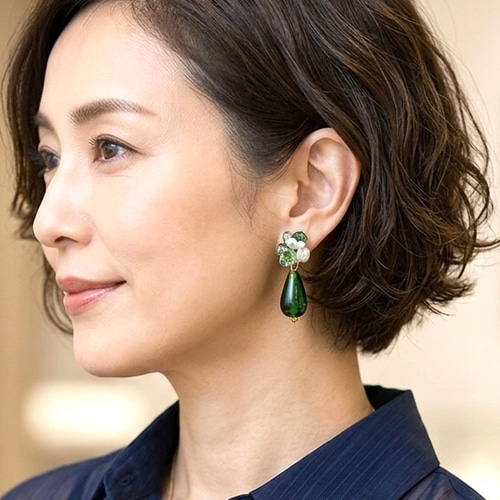 心まで澄みわたる】エメラルドグリーン の 揺れる耳飾り と イヤー