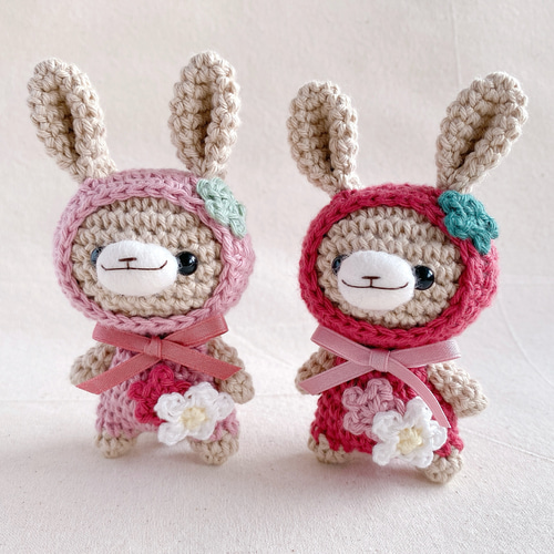 【いちごクリーム♡うさぎさん】 おすわりぬい服 16cm 【バッグチャーム付き】 うさぎさんのいちごの着ぐるみあみぐるみ ～ふんわりお花