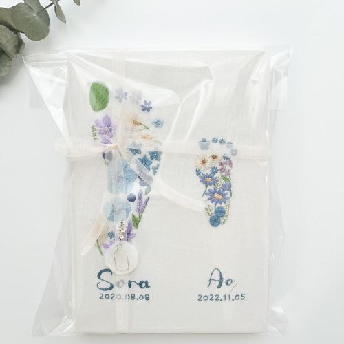 出生記念】ご兄弟の足型フラワー刺繍ボード 11月の誕生花／8月の