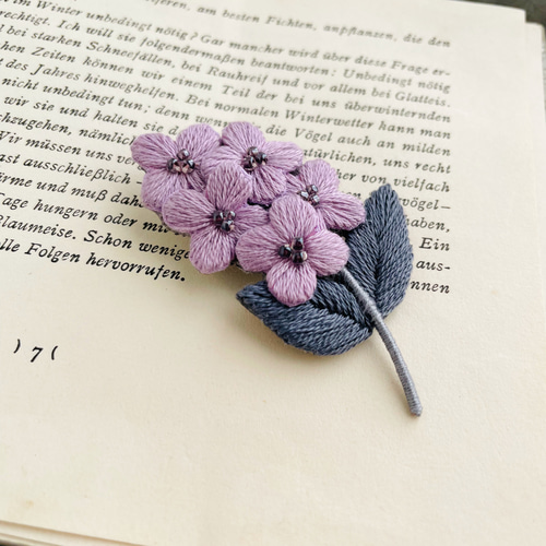 受注制作］ライラックの刺繍ブローチ＊a ブローチ capriccio
