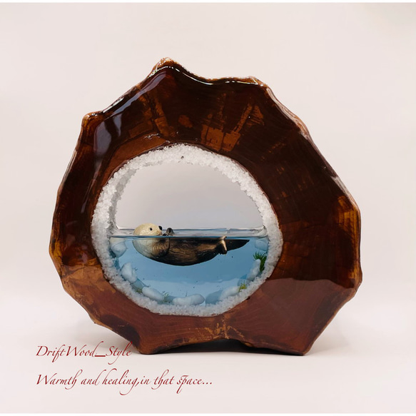 一つ限りの流木アート 海に浮かぶラッコ ジオラマ 流木 フィギュア 置物 インテリア レジン テラリウム 生き物 N9 5枚目の画像
