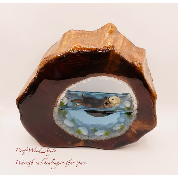 一つ限りの流木アート 海に浮かぶラッコ ジオラマ 流木 フィギュア 置物 インテリア レジン テラリウム 生き物 N9 2枚目の画像
