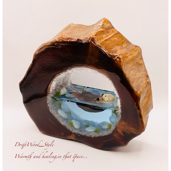 一つ限りの流木アート 海に浮かぶラッコ ジオラマ 流木 フィギュア 置物 インテリア レジン テラリウム 生き物 N9 4枚目の画像