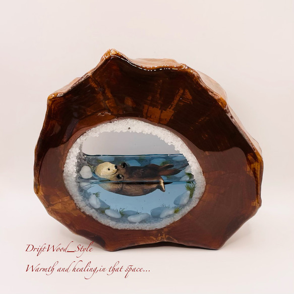 一つ限りの流木アート 海に浮かぶラッコ ジオラマ 流木 フィギュア 置物 インテリア レジン テラリウム 生き物 N9 6枚目の画像