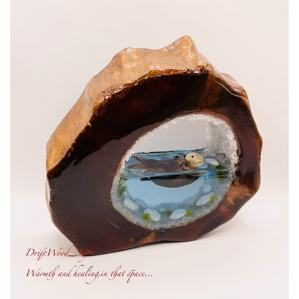 一つ限りの流木アート 海に浮かぶラッコ ジオラマ 流木 フィギュア 置物 インテリア レジン テラリウム 生き物 N9 3枚目の画像