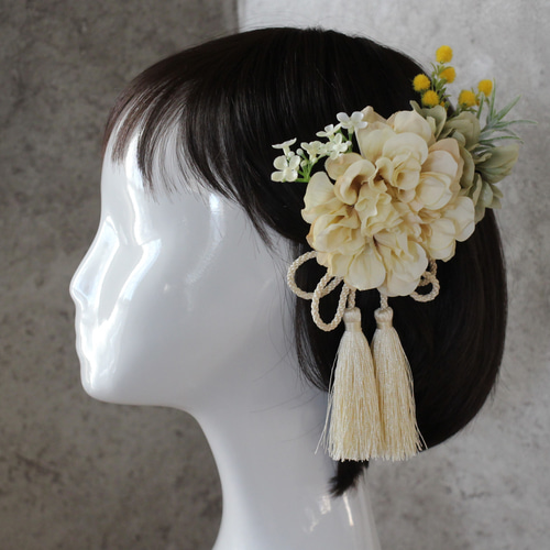 ショートへアでも簡単に着けられ落ちにくい胡蝶蘭とミモザの髪飾り