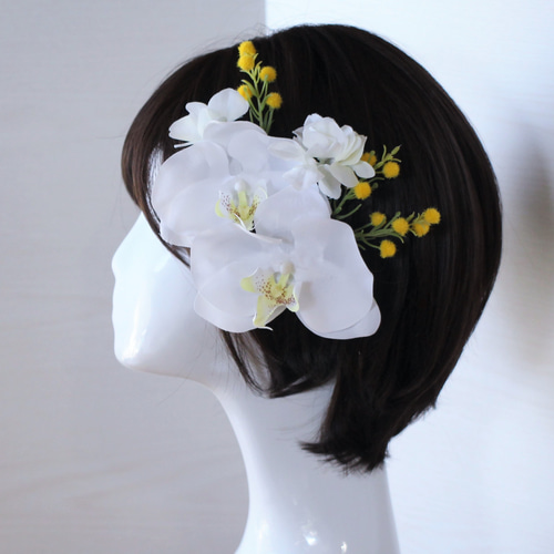 ショートへアでも簡単に着けられ落ちにくい胡蝶蘭とミモザの髪飾り