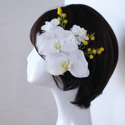 ショートへアでも簡単に着けられ落ちにくい胡蝶蘭とミモザの髪飾り
