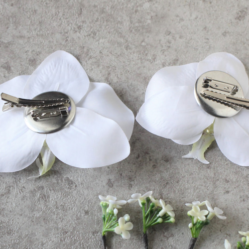 ショートへアでも簡単に着けられ落ちにくい胡蝶蘭とミモザの髪飾り