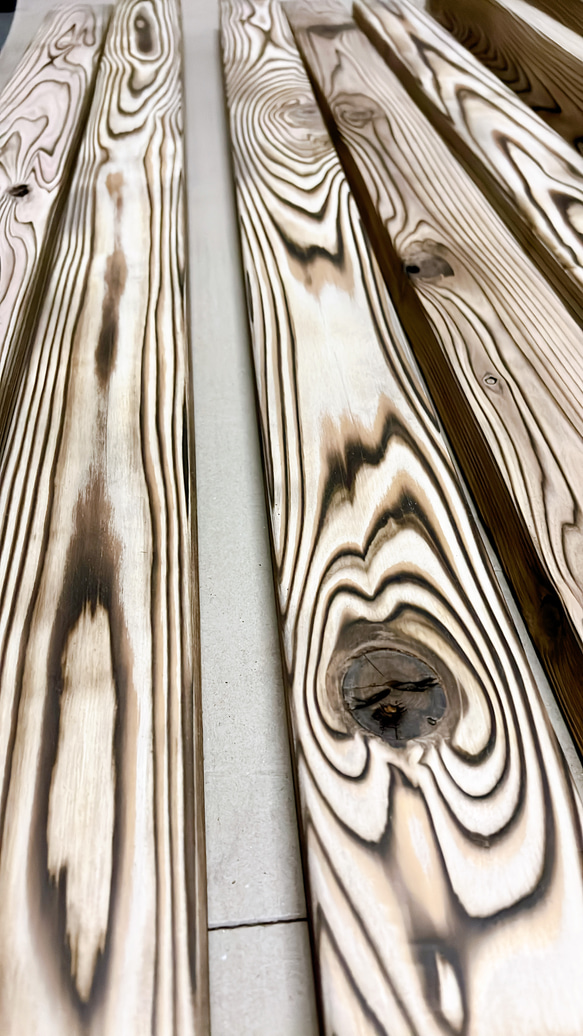 焼杉　木目　2×4　ツーバイフォー　木材　杉　木工 ニス塗装で仕上げた物の例です