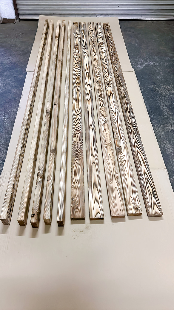 焼杉　木目　2×4　ツーバイフォー　木材　杉　木工 ニス塗装で仕上げた物の例です