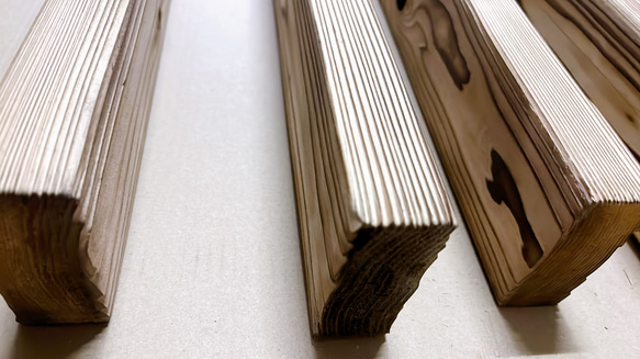 焼杉　木目　2×4　ツーバイフォー　木材　杉　木工 ニス塗装で仕上げた物の例です