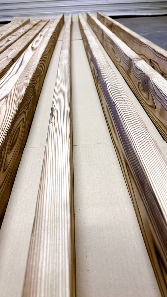 焼杉　木目　2×4　ツーバイフォー　木材　杉　木工 ニス塗装で仕上げた物の例です