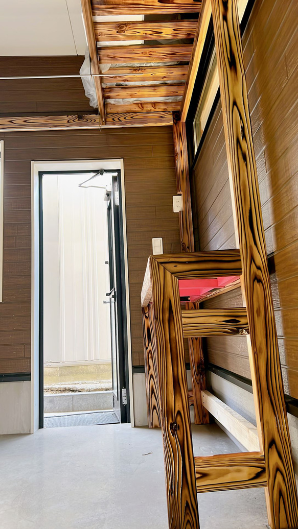 焼杉　木目　2×4　ツーバイフォー　木材　杉　木工 ニス塗装で仕上げた物の例です