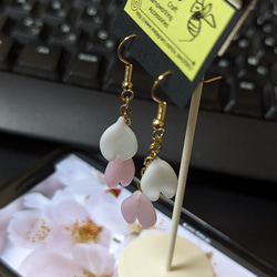 【新作】硝子の桜の花びら釣り針ピアス(針ピアスは樹脂フックにお取替えできます) 5枚目の画像