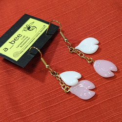 【新作】硝子の桜の花びら釣り針ピアス(針ピアスは樹脂フックにお取替えできます) 1枚目の画像