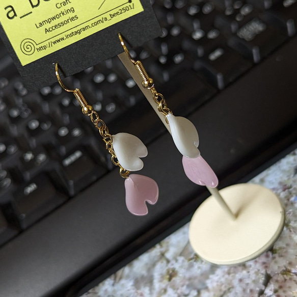 【新作】硝子の桜の花びら釣り針ピアス(針ピアスは樹脂フックにお取替えできます) 8枚目の画像