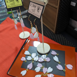 【新作】硝子の桜の花びら釣り針ピアス(針ピアスは樹脂フックにお取替えできます) 7枚目の画像