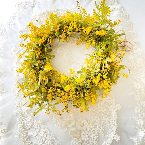 ミモザの春を告げるリースドライフラワーリース
