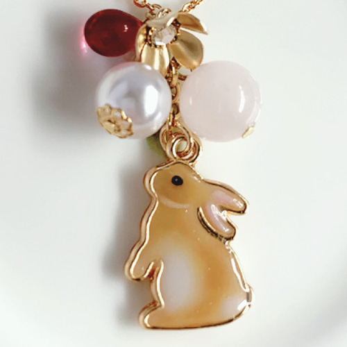 うさぎと天然石のネックレス(ネザーランドドワーフ オレンジ