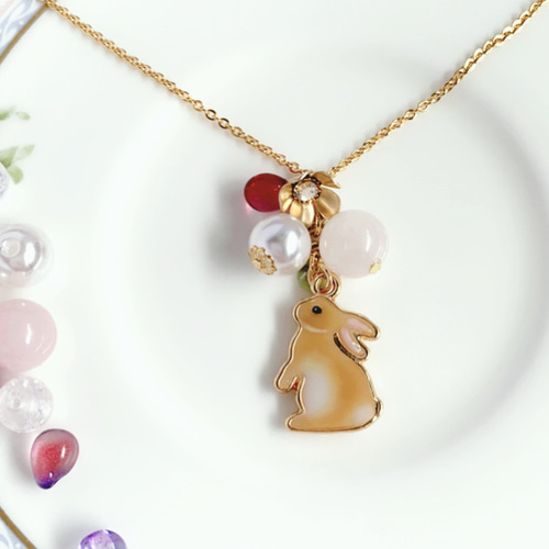 うさぎと天然石のネックレス(ネザーランドドワーフ オレンジ