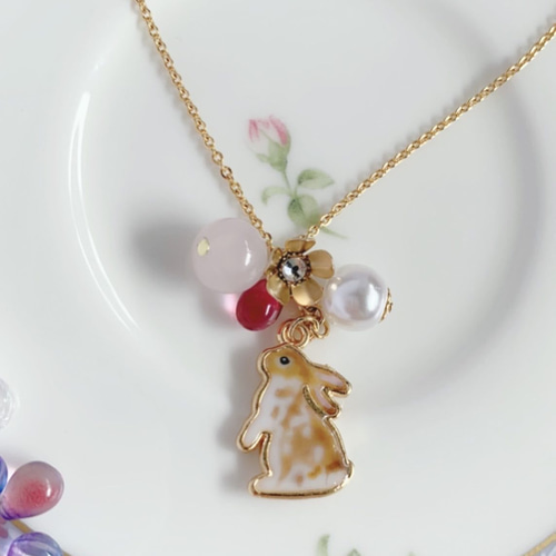 うさぎと天然石のネックレス(ネザーランドドワーフ オレンジ