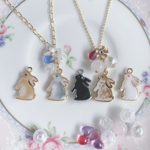 うさぎと天然石のネックレス(ネザーランドドワーフ オレンジ