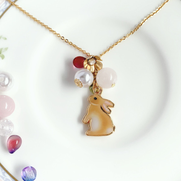 うさぎと天然石のネックレス(ネザーランドドワーフ オレンジ