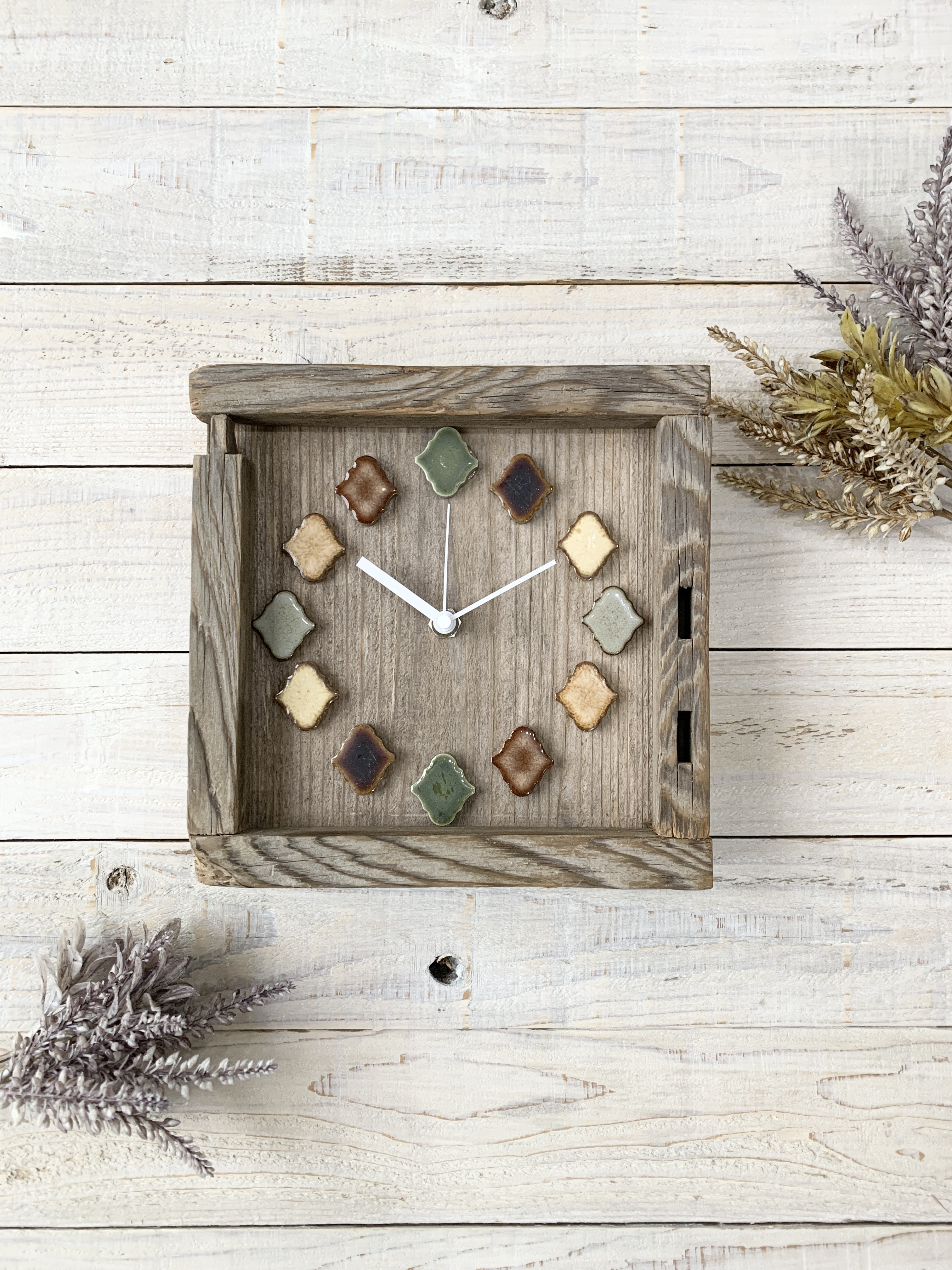 レトロなかわいさが魅力のランタンタイル掛け時計038