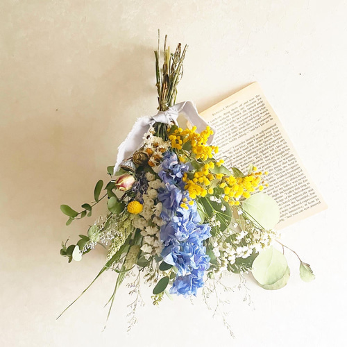 ミモザとデルフィニウムのスワッグ ミモザとデルフィニウムのスワッグ スワッグ 花工房 champ de