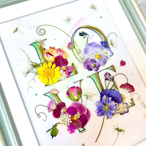 愛があふれる「ラブ」の文字をお花で飾ったアート押し花額03 その他