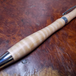 ストラディバリウスのバイオリンの木　シカモア縮杢のジュースアップ、フリクション太軸リフィルのボールペン　手作り一品物！　 8枚目の画像
