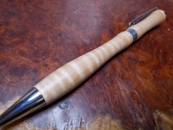 ストラディバリウスのバイオリンの木　シカモア縮杢のジュースアップ、フリクション太軸リフィルのボールペン　手作り一品物！　 8枚目の画像