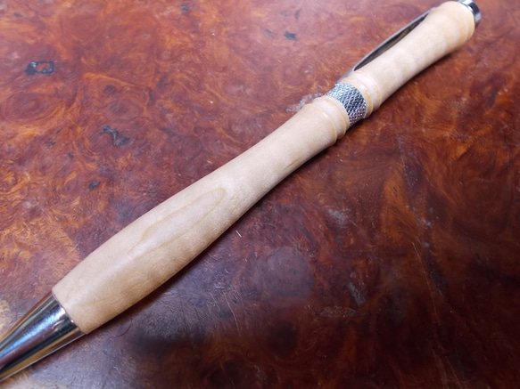 ストラディバリウスのバイオリンの木　シカモア縮杢のジュースアップ、フリクション太軸リフィルのボールペン　手作り一品物！　 2枚目の画像