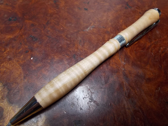ストラディバリウスのバイオリンの木　シカモア縮杢のジュースアップ、フリクション太軸リフィルのボールペン　手作り一品物！　 3枚目の画像