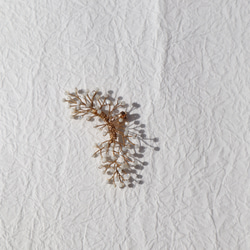 小花イヤーカフ かすみ草 マザーオブパール ホワイト 天然石 春 4枚目の画像
