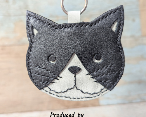 ネコのキーホルダー /猫/ねこ/にゃんこ/黒白/レザー キーホルダー Ain