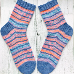 あったかい オパール毛糸の手編み靴下・しましーま靴下・デニムブルー 1枚目の画像