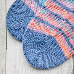 あったかい オパール毛糸の手編み靴下・しましーま靴下・デニムブルー 4枚目の画像