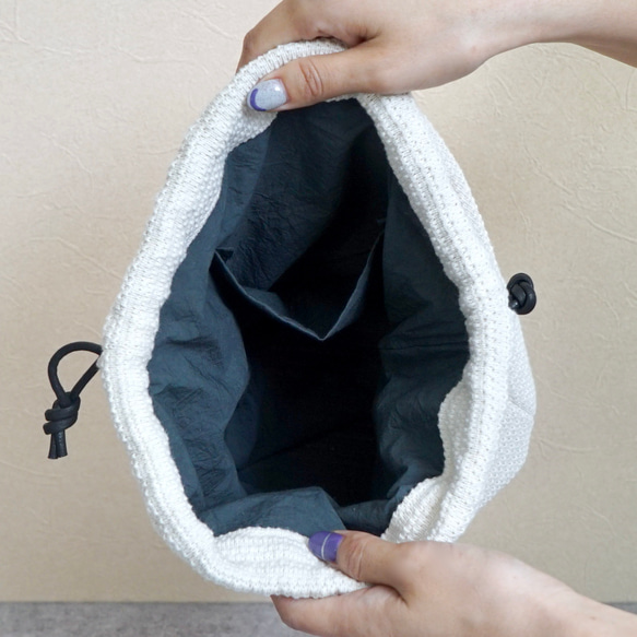 抽繩包（手提包和肩背包 2WAY）/ 灰白色/ Mikawa 針織 第3張的照片