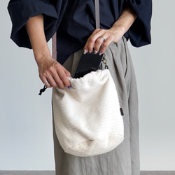 抽繩包（手提包和肩背包 2WAY）/ 灰白色/ Mikawa 針織 第4張的照片