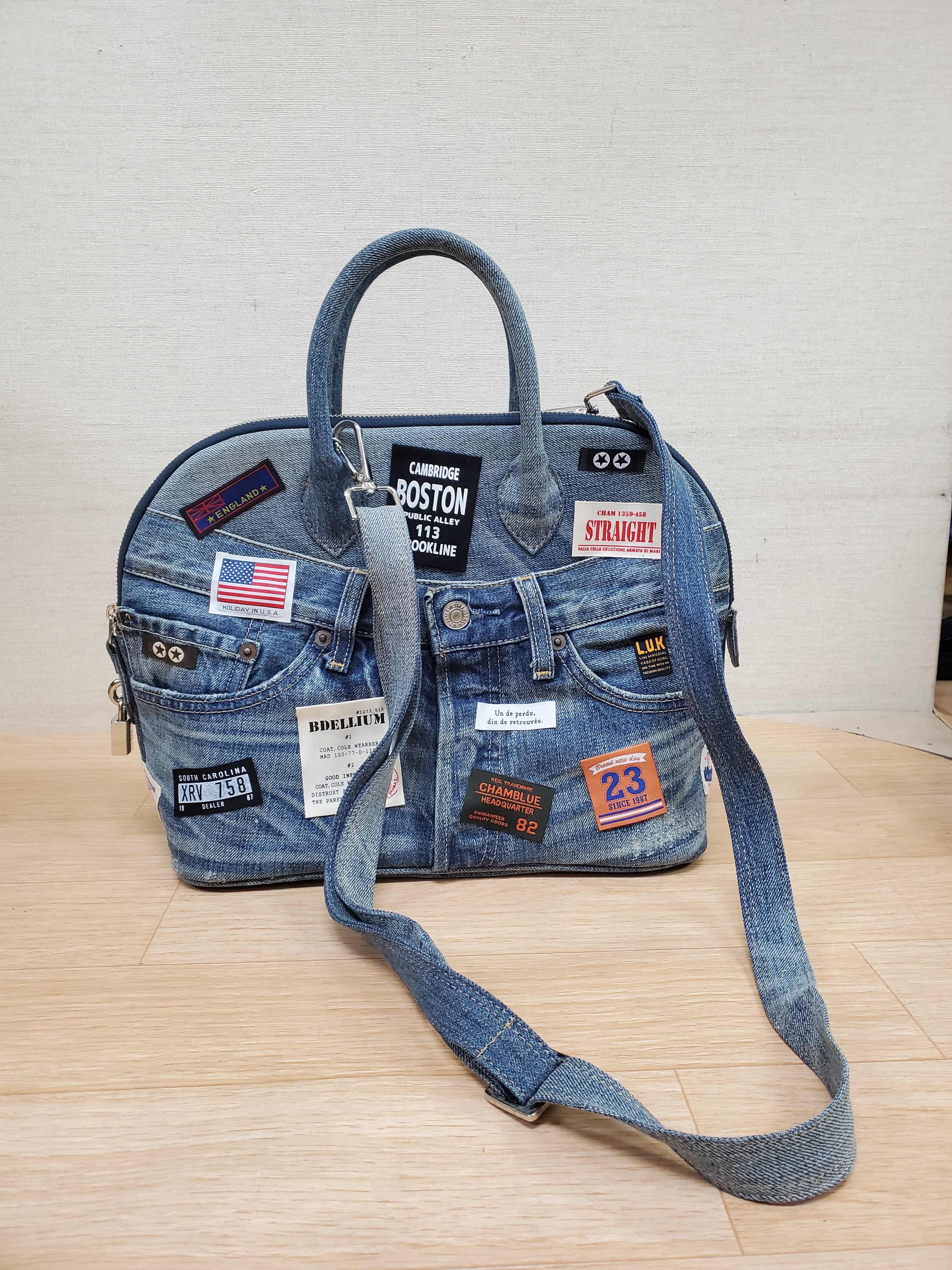ママ✽デニムリメイク✽ボストン型ショルダーバッグ✽Mサイズ[ハンドメイド] ハンドメイド ボストンバッグ ショルダーバッグ【デニム
