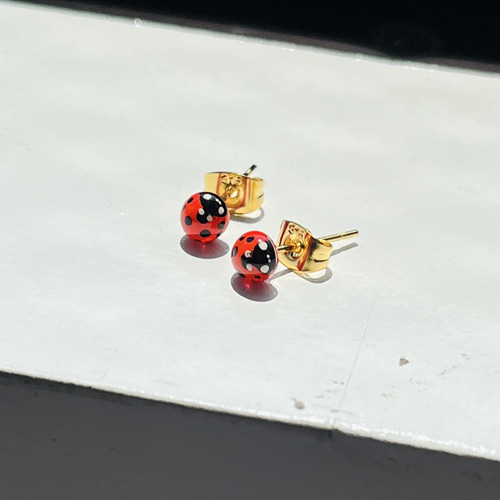 実物大　てんとう虫　オパールピアス 実物大 てんとう虫 オパールピアス 実物大 てんとう虫 オパール