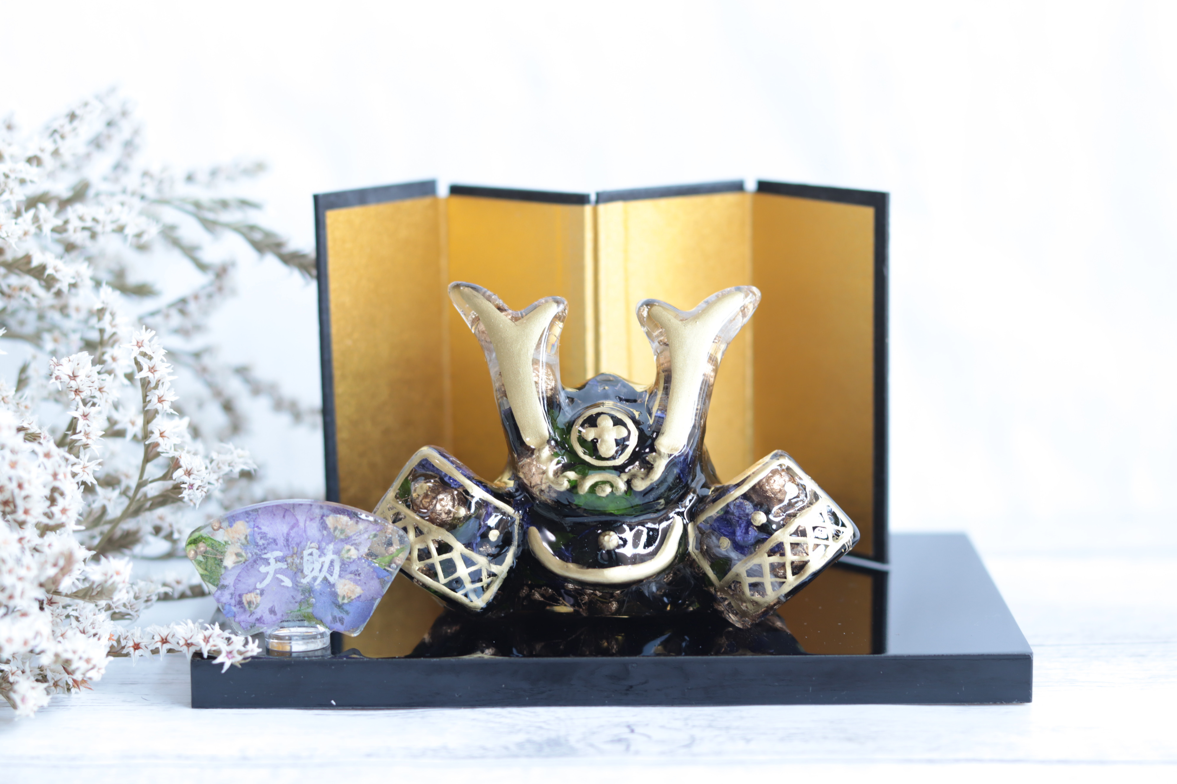 【creema限定・受注製作品】「小花を閉じこめて」固まるハーバリウム兜(黒×金)＊名前プレート＊端午の節句