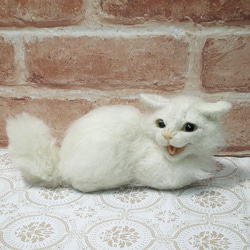 羊毛フェルト　「必死に威嚇するけど怖くない白い子猫」　オブジェ 3枚目の画像